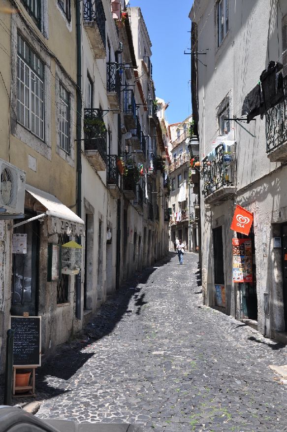 <i><b>379-Lisboa-Alfama</b></i>