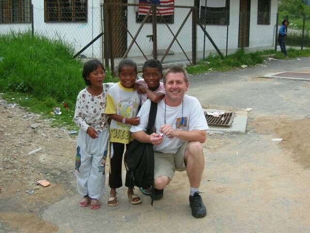 Bernd mit Orang Asli-Kindern