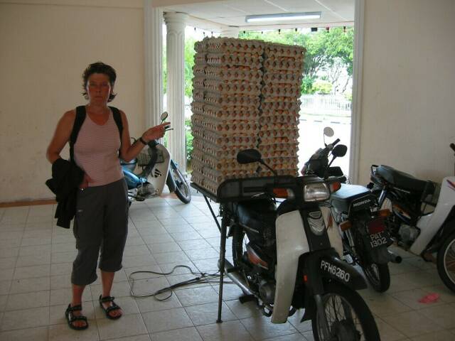 Eiertransporter in Penang: 2760 Eier auf dem Moped