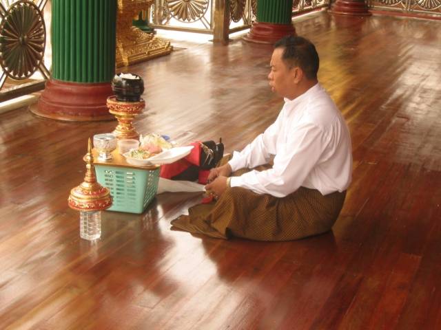 In der Shwegadon Pagoda