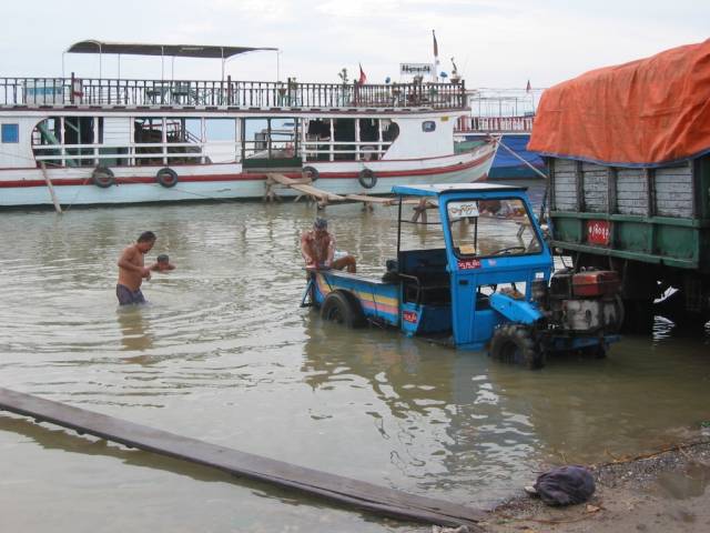 Badezeit am Fluss (fr Mensch und LKW)