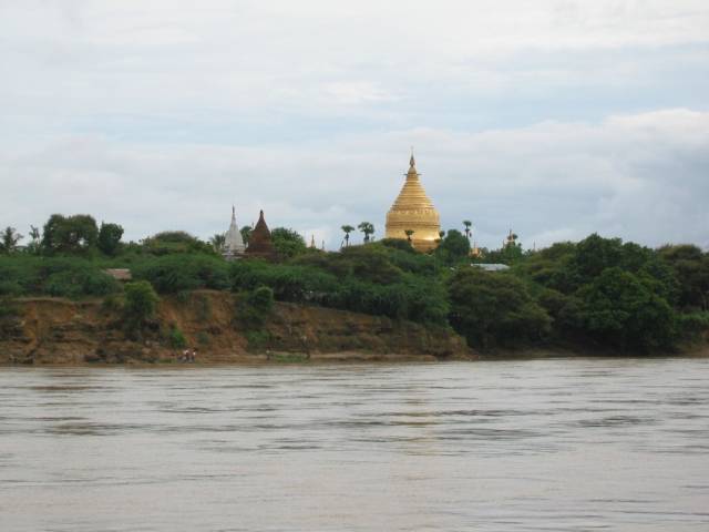 Per Schiff nach Bagan -Shwezigon Paya in Nyaung Oo