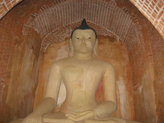 Restaurierte Buddha Statue im Tempel Nr. 820