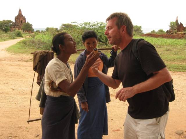 Bernd und rauchende Burma-Frauen