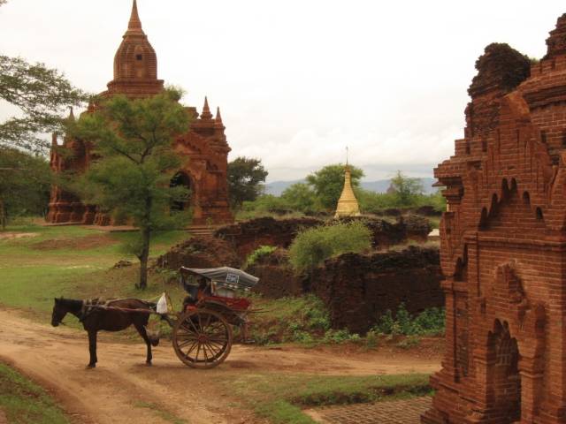 Blick auf die Tempel und Stupas von Bagan