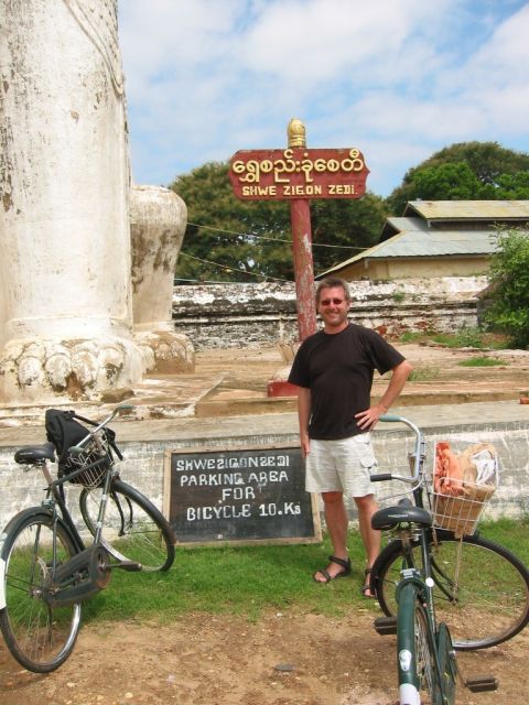 Bernd am Fahrradparkplatz vor der Pagoda