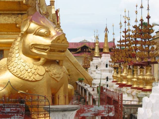 In der Shwezigon Pagoda