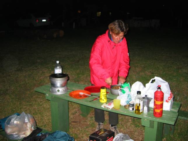 <i><b>Abendliches Kochen auf dem Campingplatz</b></i>