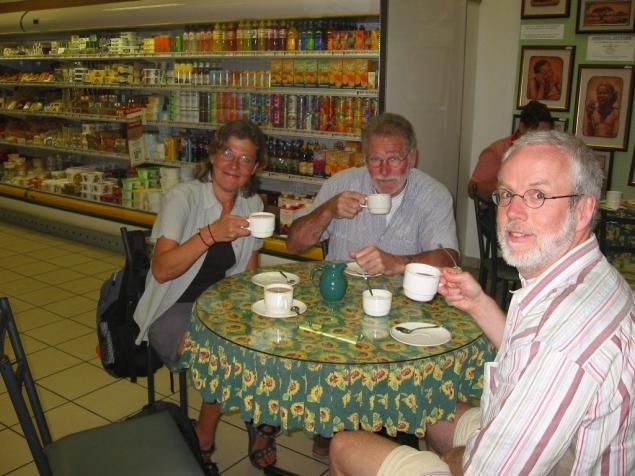 <b>Kaffeetrinken im SPAR-Supermarkt</b>